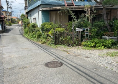 【前面道路含む現地写真】 | 泉町中古戸建 | お持ちの車種によっては前面道路が広い方が便利でしょう。しかし、前面道路が広ければその分交通量が多くなるため、騒音などが気になる場合があります。実際に現地を見学し、周辺交通量や騒音などを確認しましょう！