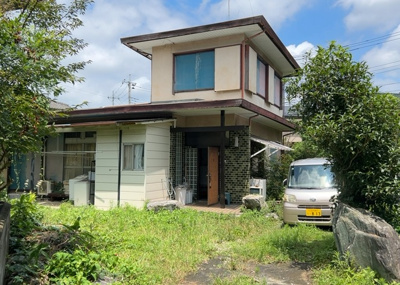 【外観】 | 泉町中古戸建 | 現地に行くなら、物件の周囲の地形がどうなっているかを見ることも大切です。周辺より低くなっている土地では、大雨などで水が集まりやすいため、地盤が弱くなっているということも考えられるため、注意が必要です。