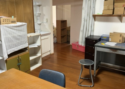 【居間・リビング】 | 泉町中古戸建 | L型アイランドタイプは、キッチンからダイニングにもリビングにも目が行き届くので、とても使いやすい配置です。L字型独立タイプは、キッチンを独立させてるためLDKというよりもLDといった様なイメージです。