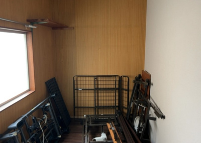 【収納】 | 泉町中古戸建 | ウォークインクローゼットがあれば、クローゼット内でコーディネートが完成できますし、季節の変わり目に行う衣替えの手間も省けます。また、スーツケースなど大きいものもしまうことができ使い勝手がよいです。