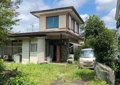【構造・工法・仕様】 | 泉町中古戸建 | 木造住宅とは土台、壁、柱など建築物の強度を支える構造体の材に木が使用されている構造を指します。構造体は建物の自重を支えるだけではなく風圧や水圧、積裁荷重などあらゆる衝撃に耐えるための基礎です。