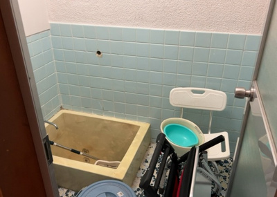【浴室】 | 泉町中古戸建 | 入浴時の快適さも大事なことですが、綺麗な状態を維持できなければ気持ちよく入浴できません。毎日の掃除が楽という点は大事なポイントになります！カビが生えにくく掃除がしやすい、壁や浴槽を選ぶといいでしょう。
