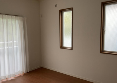 【洋室】 | 下九沢中古戸建 | 洋室のメリットは重い家具が置きやすく、身の回りが整理しやすいことです。 床がフローリングのため畳とは異なり凹みにくいです。 クローゼットなど収納が豊富で、普段使わない旅行カバンや服の整頓も簡単にです。