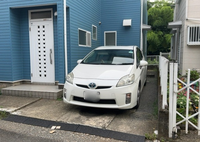 【駐車場】 | 下九沢中古戸建 | 駐車場と明記されていても、最小スペースでつくられた駐車場だと大型車は駐車できなかったり、出入りしにくくなったりする可能性があります。お車のサイズと購入したい物件の駐車場のサイズを現地で確認しましょう。