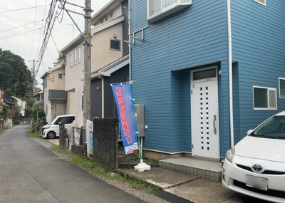 【前面道路含む現地写真】 | 下九沢中古戸建 | 住宅用の土地では前面道路に2m以上接していなければならないと法律で定められています。しかし、お持ちの車のサイズやライフスタイルなどにより、2mでは利便が悪い場合もございますので、事前に確認しましょう。