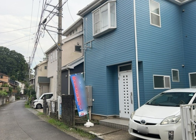 【前面道路含む現地写真】 | 下九沢中古戸建 | お持ちの車種によっては前面道路が広い方が便利でしょう。しかし、前面道路が広ければその分交通量が多くなるため、騒音などが気になる場合があります。実際に現地を見学し、周辺交通量や騒音などを確認しましょう！