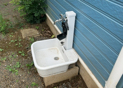 【設備】 | 下九沢中古戸建 | 敷地内に散水栓や立水栓があると便利です。水道水を直接利用できるため、水を運ぶ手間を省くことが出来ます。大量の水を必要とする洗車作業や清掃などに役立ちます。その他設備とあわせて、現地でご確認ください。