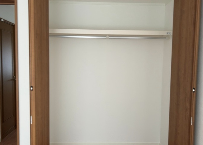 【収納】 | 下九沢中古戸建 | ウォークインクローゼットがあれば、クローゼット内でコーディネートが完成できますし、季節の変わり目に行う衣替えの手間も省けます。また、スーツケースなど大きいものもしまうことができ使い勝手がよいです。