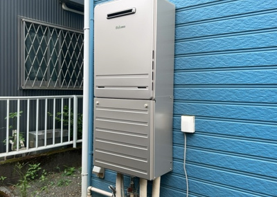 【発電・温水設備】 | 下九沢中古戸建 | 省エネ給湯器とは従来型の給湯器より熱効率が高く、少ない燃料でたくさんのお湯を沸かすことが出来る高効率な給湯器のことを指します。また、省エネ給湯器には種類があり、利便性や効果なども様々です。