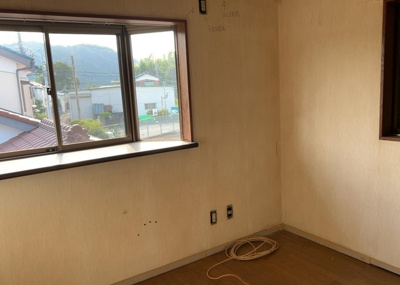 【洋室】 | 大島中古戸建 | 洋室のメリットは重い家具が置きやすく、身の回りが整理しやすいことです。 床がフローリングのため畳とは異なり凹みにくいです。 クローゼットなど収納が豊富で、普段使わない旅行カバンや服の整頓も簡単にです。