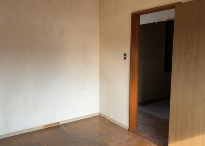 【寝室】 | 大島中古戸建 | 寝室でゆっくりと過ごすためにはベッド周りの適度な空間を担保することや窓の位置、照明の明るさ、寝室の広さなどを考える必要があります。自身や家族の構成とライフスタイルに併せて寝室にする部屋を選びましょう！