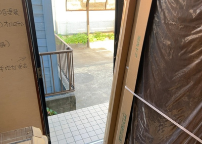 【玄関】 | 大島中古戸建 | 玄関は家の顔でもあり、家族以外の目にも止まる場所です。玄関は外との間を仕切る扉、靴などをしまっておく収納スペース、靴脱ぎのたたきスペース、来客とのやり取りをするドアホンなど複数のアイテムからなります。