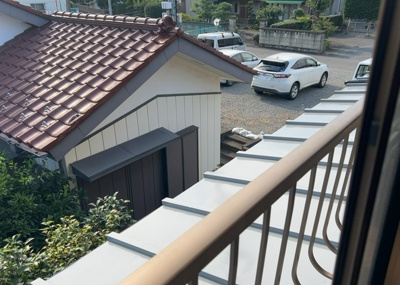 【バルコニー】 | 大島中古戸建 | バルコニーは、室外の専用スペースのうち、「屋根がなく開放された空間」であるものを指します。ベランダより広いタイプのものが多く、日当たりもよいため家庭菜園などを楽しみたい人にとって適した環境となります。