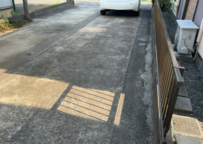 【駐車場】 | 大島中古戸建 | 駐車場と明記されていても、最小スペースでつくられた駐車場だと大型車は駐車できなかったり、出入りしにくくなったりする可能性があります。お車のサイズと購入したい物件の駐車場のサイズを現地で確認しましょう。