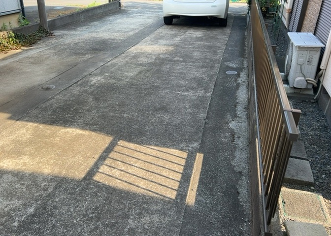 【駐車場】 | 大島中古戸建 | 駐車場と明記されていても、最小スペースでつくられた駐車場だと大型車は駐車できなかったり、出入りしにくくなったりする可能性があります。お車のサイズと購入したい物件の駐車場のサイズを現地で確認しましょう。