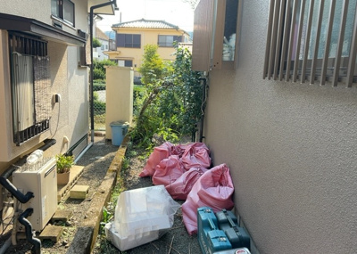 【庭】 | 大島中古戸建 | 庭があることでガーデニングや家庭菜園はもちろん、こどもの遊び場やペットを放して遊ぶことができます。また、家の周囲に余裕があるということです。隣地との間があれば、十分な日当たりと、風通しが確保できます。