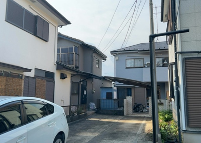 【前面道路含む現地写真】 | 大島中古戸建 | 住宅用の土地では前面道路に2m以上接していなければならないと法律で定められています。しかし、お持ちの車のサイズやライフスタイルなどにより、2mでは利便が悪い場合もございますので、事前に確認しましょう。