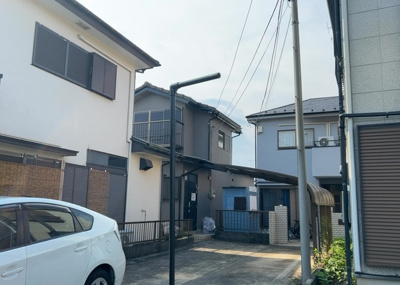 【前面道路含む現地写真】 | 大島中古戸建 | お持ちの車種によっては前面道路が広い方が便利でしょう。しかし、前面道路が広ければその分交通量が多くなるため、騒音などが気になる場合があります。実際に現地を見学し、周辺交通量や騒音などを確認しましょう！