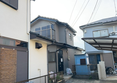 【外観】 | 大島中古戸建 | 現地に行くなら、物件の周囲の地形がどうなっているかを見ることも大切です。周辺より低くなっている土地では、大雨などで水が集まりやすいため、地盤が弱くなっているということも考えられるため、注意が必要です。