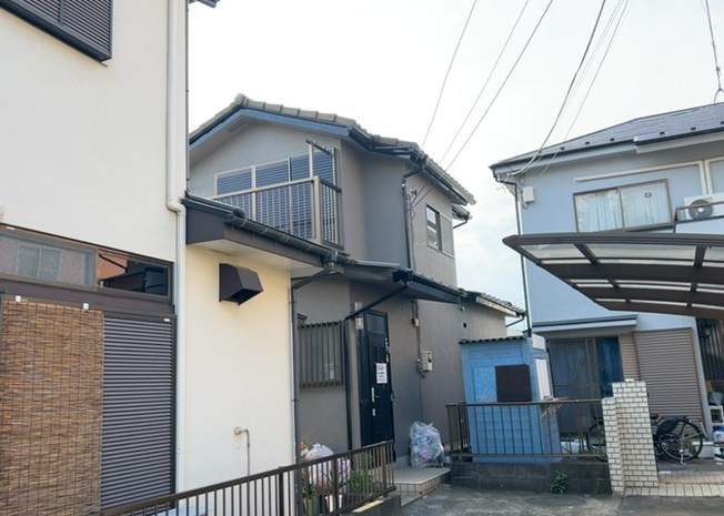 【外観】 | 大島中古戸建 | 現地に行くなら、物件の周囲の地形がどうなっているかを見ることも大切です。周辺より低くなっている土地では、大雨などで水が集まりやすいため、地盤が弱くなっているということも考えられるため、注意が必要です。