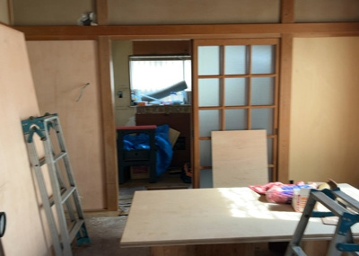 【居間・リビング】 | 大島中古戸建 | L型アイランドタイプは、キッチンからダイニングにもリビングにも目が行き届くので、とても使いやすい配置です。L字型独立タイプは、キッチンを独立させてるためLDKというよりもLDといった様なイメージです。