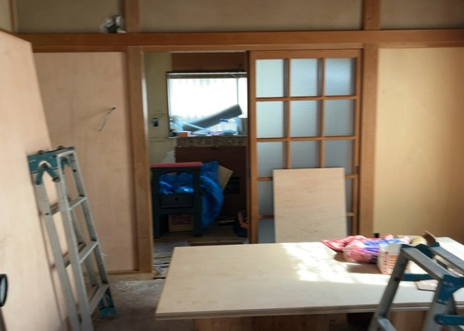 【居間・リビング】 | 大島中古戸建 | L型アイランドタイプは、キッチンからダイニングにもリビングにも目が行き届くので、とても使いやすい配置です。L字型独立タイプは、キッチンを独立させてるためLDKというよりもLDといった様なイメージです。