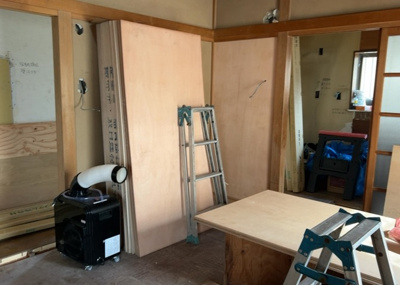 【ダイニング】 | 大島中古戸建 | ダイニングは、食事や家族の団らんスペースとしてだけではなく、ほかの用途としても使用することができます。ダイニングテーブルを置き、食事のためのスペースを作ることでリビングとの差別化を図ることができます。