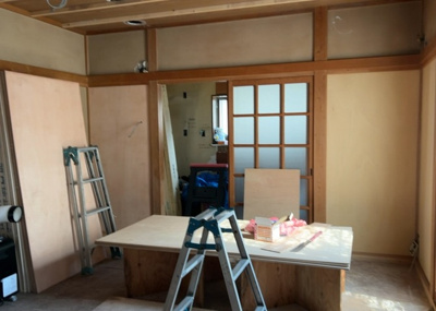 【ダイニング】 | 大島中古戸建 | ダイニングにはダイニングテーブルセットなどを置くことが多く、間取りにおいて「D」と略記されますが、食事を作るときの作業場として使用したり、朝食を食べたりするときだけに使われるケースも少なくありません。