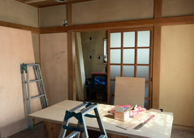 【キッチン】 | 大島中古戸建 | DKの物件でも広く見せたい方は、ダイニングスペースを広く使えるように工夫しましょう。低めのダイニングソファを置くと、家具の圧迫感が減り、広く見せることができ、ダイニングをリビングのように使用できます！