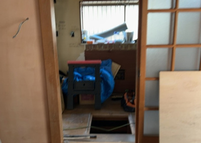 【キッチン】 | 大島中古戸建 | ダイニングとキッチンの間を扉や壁などで仕切らず、一体化させた間取りです。キッチンカウンターがついている物件ならば、食事をキッチンカウンターで取ることで、ダイニングスペースをリビングとして使用できます。
