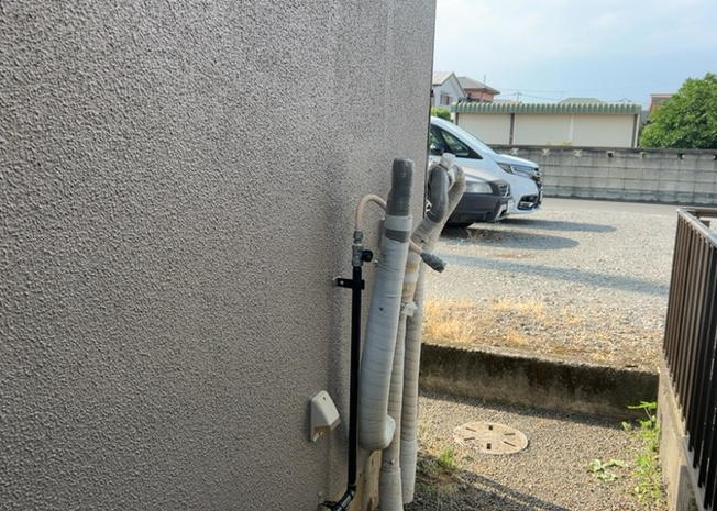 【発電・温水設備】 | 大島中古戸建 | 省エネ給湯器とは従来型の給湯器より熱効率が高く、少ない燃料でたくさんのお湯を沸かすことが出来る高効率な給湯器のことを指します。また、省エネ給湯器には種類があり、利便性や効果なども様々です。
