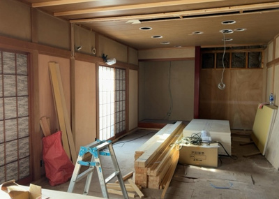 【居間・リビング】 | 大島中古戸建 | リビングの間取りの種類は大きくわけてリビングとダイニングが別になっているタイプ、リビングダイニング一体型です。どちらも一長一短ですので、家を選ぶ時はその両面をチェックして決めるようにしましょう。