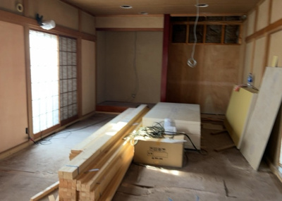 【居間・リビング】 | 大島中古戸建 | 直線タイプはLとDKを一直線に並べた形で対面キッチンのタイプです。一般的なのでよく見かけるかもしれません。直線タイプに似た直接アイランドタイプは、キッチンとダイニングの間に壁がない分広く感じられます。