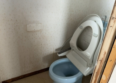 【トイレ】 | 大島中古戸建 | トイレは大きさや形、機能、抗菌性などが異なる多種多彩なタイプが各メーカーから出ています。それぞれに良さがあるため、事前にどういったタイプのトイレがいいのかをご家庭内で決めて、内見に行くといいでしょう。
