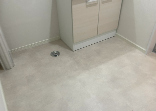 【脱衣所】 | 下九沢中古戸建 | 多くの戸建て住宅で見かける洗面脱衣所は、洗面台と洗濯機が2畳ほどのスペースに並べられていて、洗面所が脱衣所を兼ね備えている間取りが一般的です。お客様が利用することもある、パブリックな空間でもあります。