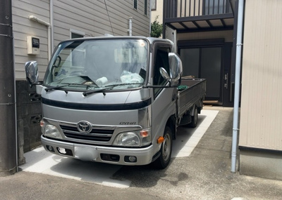 【駐車場】 | 相模台中古戸建 | 敷地内にはカーススペースを確保しております。さらに2026年9月には駐車場増設工事の完了を予定しているため、お車の所有台数や来客時の対応など、ライフスタイルの変化にも柔軟に対応できる魅力があります。