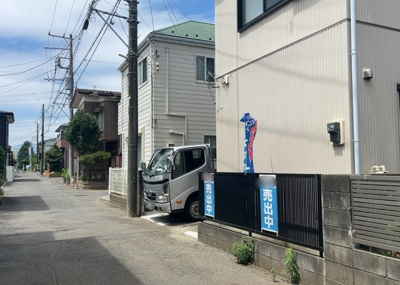 【前面道路含む現地写真】 | 相模台中古戸建 | 南東側に幅員約4.0メートルの公道が接道しております。平坦地で歩きやすく周辺交通量も少なめなため、小さなお子様がいるご家庭や車の運転が苦手な方でも安心してお過ごしいただける閑静な環境です。