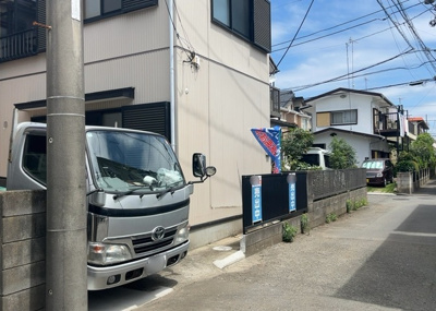 【前面道路含む現地写真】 | 相模台中古戸建 | 前面道路は平坦で舗装されており、歩行者や車も安全に通行できる幅員4.0メートルを確保しています。閑静な住宅地に位置しており、スーパーや小学校が徒歩10分圏内にある生活利便性も魅力的な立地です。