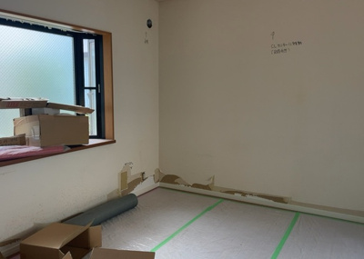 【ダイニング】 | 相模台中古戸建 | キッチンに近接したダイニングスペースは配膳や片付けがしやすく、家事効率を高めてくれます。全室南向きで明るいため、朝食から夕食まで家族全員が笑顔で食事を楽しめる心地よい環境が整っています。