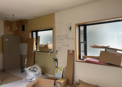 【ダイニング】 | 相模台中古戸建 | ダイニングエリアは家具の配置がしやすいレイアウトとなっており、お好みのテーブルセットを設置可能です。2025年9月に壁紙クロスや床フローリングを張り替えており、清潔で気持ちの良い空間です。