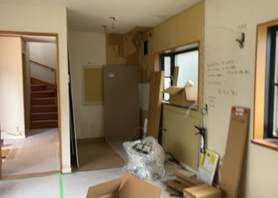 【キッチン】 | 相模台中古戸建 | ダイニングとキッチンが一続きになった使いやすい間取りです。システムキッチンには三口コンロや浄水器が備わっており、手際よく調理を進められます。リフォーム完了済みのためすぐにお使いいただけます。