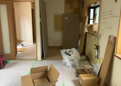 【キッチン】 | 相模台中古戸建 | 調理スペースと食卓が近く、できたてのお料理をすぐ食卓へ運べる利便性が魅力のダイニングキッチンです。水回り設備は2025年9月に新品へ交換されており、ピカピカのキッチンで気持ちよく料理できます。
