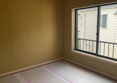【子供部屋】 | 相模台中古戸建 | 2階にある洋室は子供部屋や書斎として活用するのにぴったりな部屋です。南向きの窓から明るい陽光が入るため、勉強や読書にも適しています。クロゼットが付いているのでお部屋をすっきり保てます。