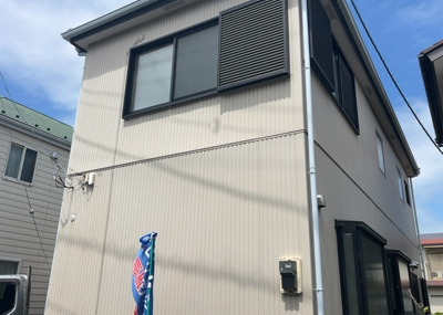 【構造・工法・仕様】 | 相模台中古戸建 | 木造住宅とは土台、壁、柱など建築物の強度を支える構造体の材に木が使用されている構造を指します。構造体は建物の自重を支えるだけではなく風圧や水圧、積裁荷重などあらゆる衝撃に耐えるための基礎です。
