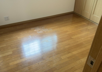 【寝室】 | 東淵野辺中古戸建 | 寝室でゆっくりと過ごすためにはベッド周りの適度な空間を担保することや窓の位置、照明の明るさ、寝室の広さなどを考える必要があります。自身や家族の構成とライフスタイルに併せて寝室にする部屋を選びましょう！