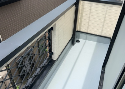 【バルコニー】 | 東淵野辺中古戸建 | バルコニーは、室外の専用スペースのうち、「屋根がなく開放された空間」であるものを指します。ベランダより広いタイプのものが多く、日当たりもよいため家庭菜園などを楽しみたい人にとって適した環境となります。