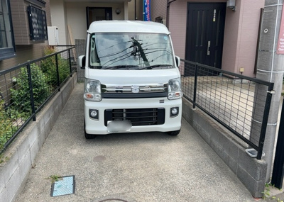 【駐車場】 | 東淵野辺中古戸建 | 駐車場と明記されていても、最小スペースでつくられた駐車場だと大型車は駐車できなかったり、出入りしにくくなったりする可能性があります。お車のサイズと購入したい物件の駐車場のサイズを現地で確認しましょう。