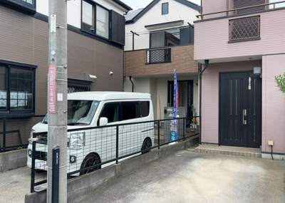【前面道路含む現地写真】 | 東淵野辺中古戸建 | 住宅用の土地では前面道路に2m以上接していなければならないと法律で定められています。しかし、お持ちの車のサイズやライフスタイルなどにより、2mでは利便が悪い場合もございますので、事前に確認しましょう。