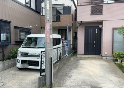 【前面道路含む現地写真】 | 東淵野辺中古戸建 | お持ちの車種によっては前面道路が広い方が便利でしょう。しかし、前面道路が広ければその分交通量が多くなるため、騒音などが気になる場合があります。実際に現地を見学し、周辺交通量や騒音などを確認しましょう！