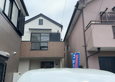 【外観】 | 東淵野辺中古戸建 | 現地に行くなら、物件の周囲の地形がどうなっているかを見ることも大切です。周辺より低くなっている土地では、大雨などで水が集まりやすいため、地盤が弱くなっているということも考えられるため、注意が必要です。